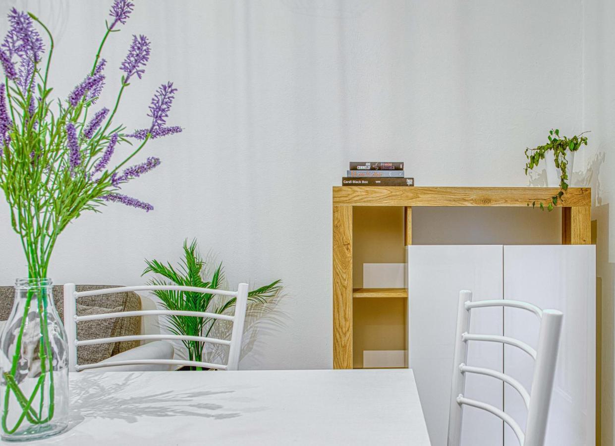 Joivy Warm And Inviting Flat With Balcony Lägenhet Milano Exteriör bild